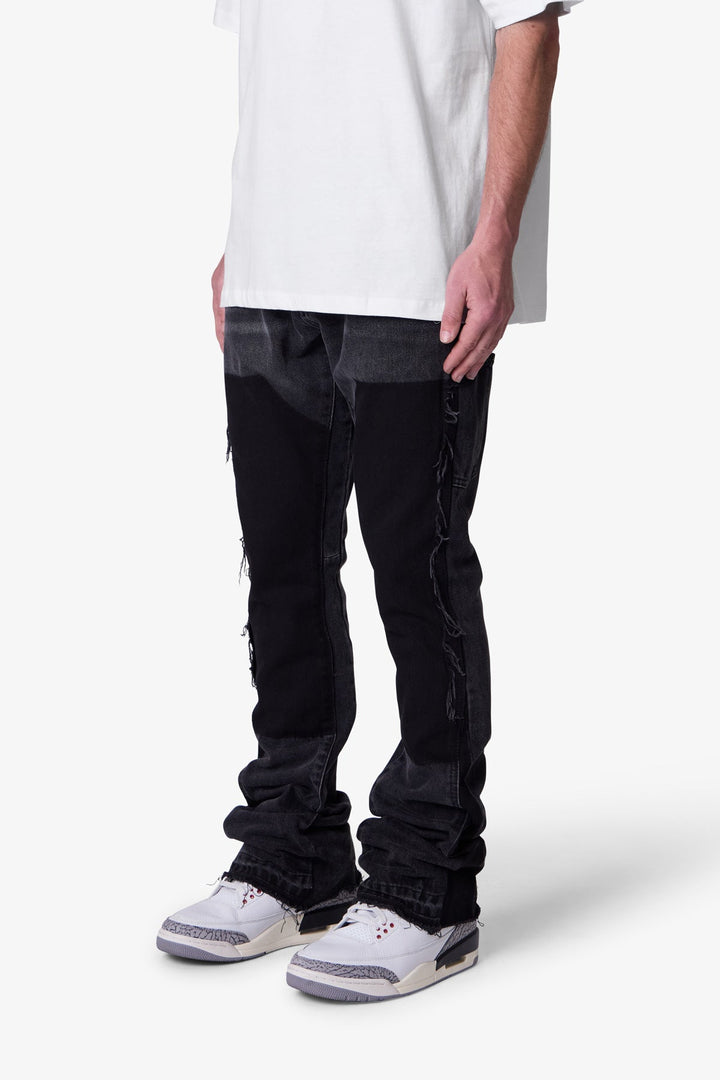 Pantaloni uomo neri a zampa, vestibilità slim. Look workwear versatile, adatto a streetwear e outfit di tendenza.