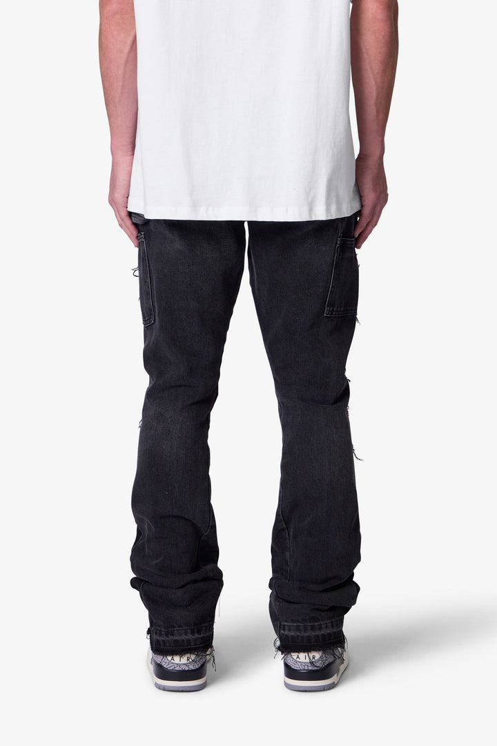 Pantaloni neri a zampa uomo, slim fit. Essenziali per streetwear, moda maschile e un tocco casual elegante.