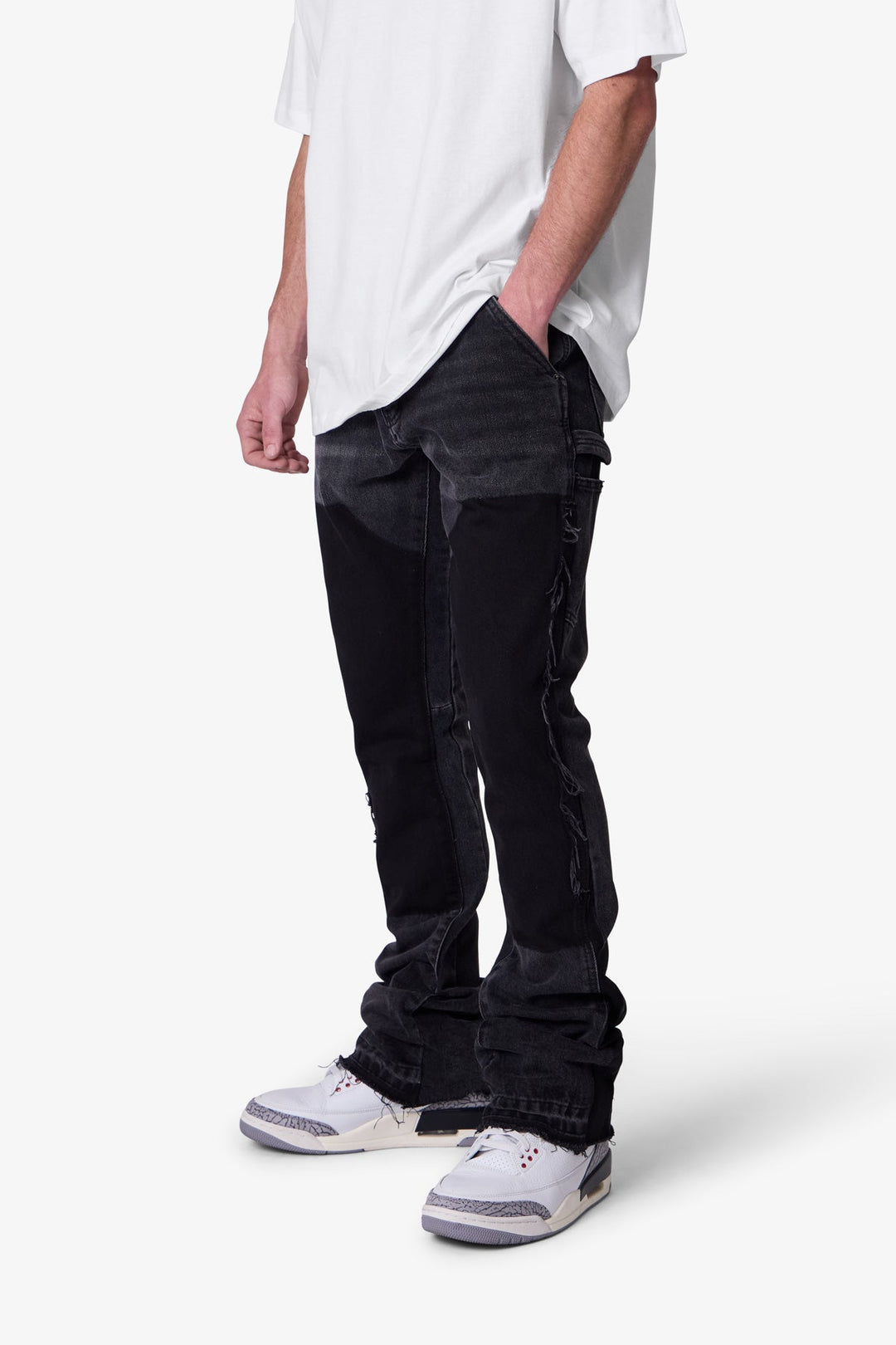 Pantaloni workwear uomo neri a zampa, vestibilità slim. Con pannelli, perfetti per look casual e streetwear di tendenza.