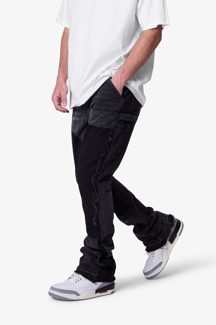 Pantaloni slim fit uomo neri a zampa, stile workwear contemporaneo. Per un outfit maschile elegante e di tendenza.