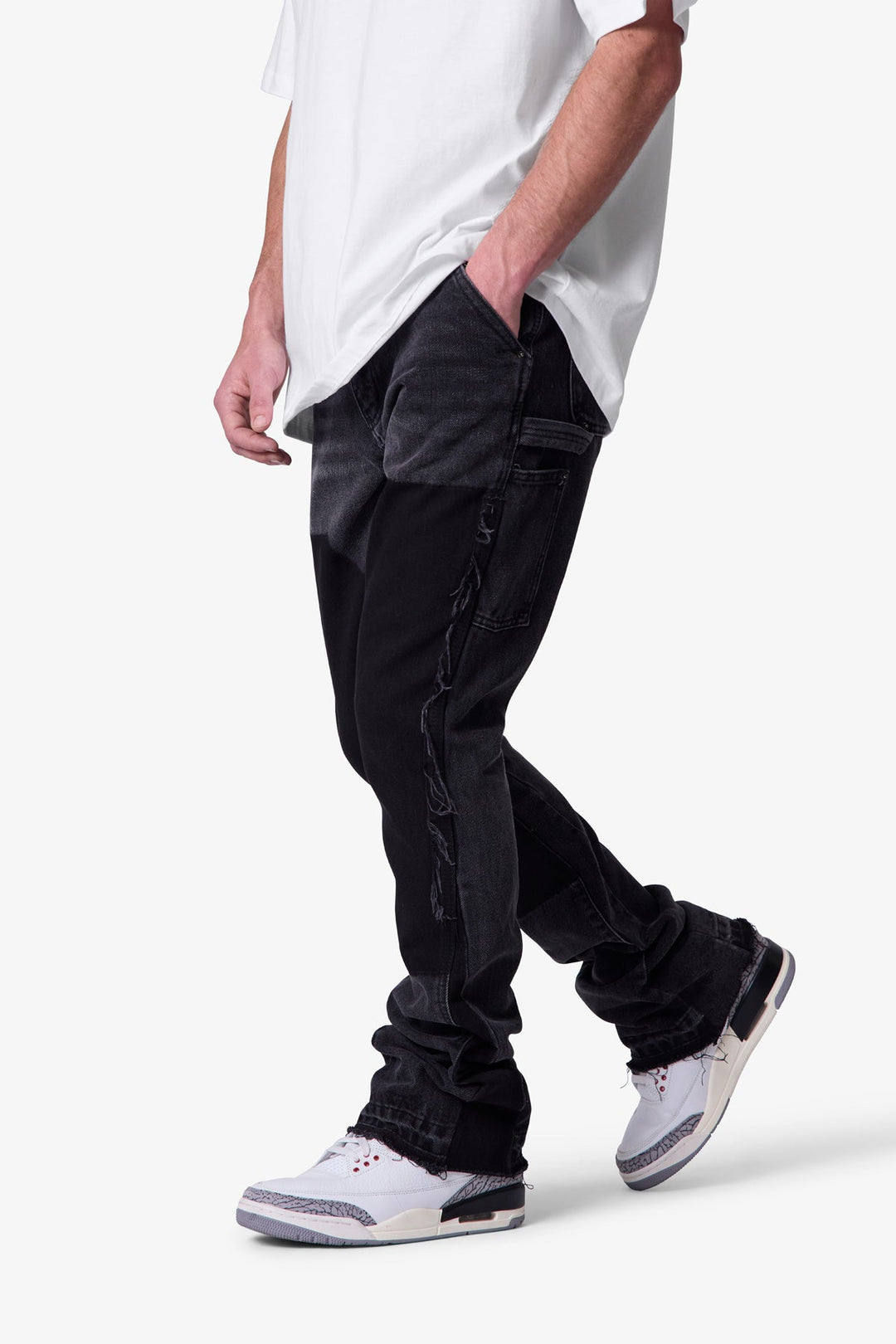 Pantaloni uomo neri a zampa slim fit. Stile workwear e casual elegante, perfetti per la moda maschile e streetwear.