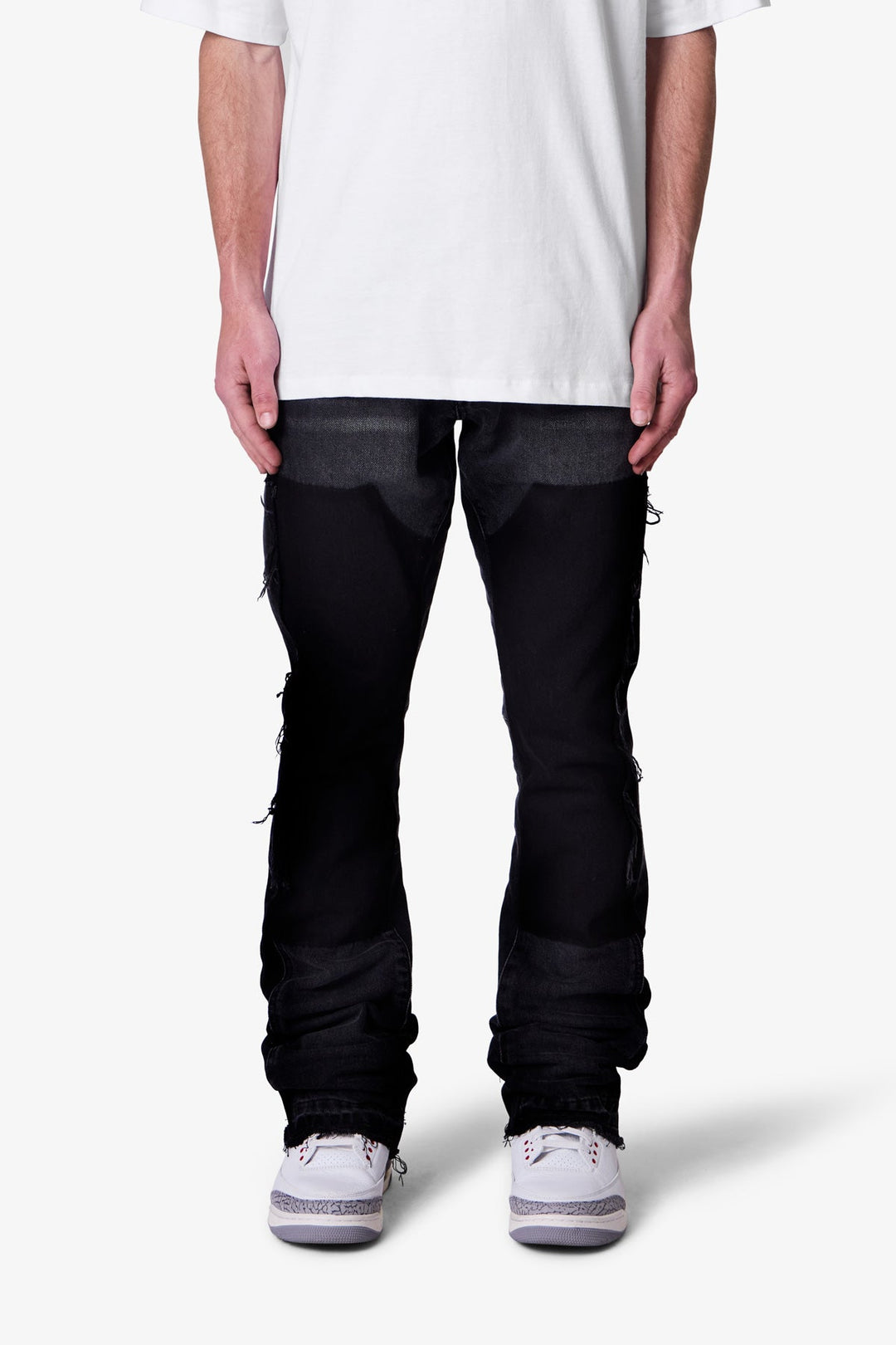 Pantaloni neri uomo a zampa, taglio slim. Dettagli pannelli stile workwear. Ideali per outfit streetwear e tendenza.