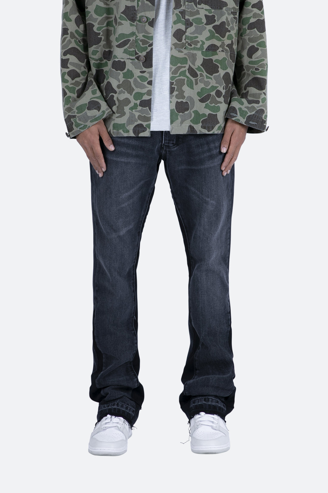 Jeans uomo neri slavato a zampa con inserti a contrasto, ideali per un look moderno e casual.