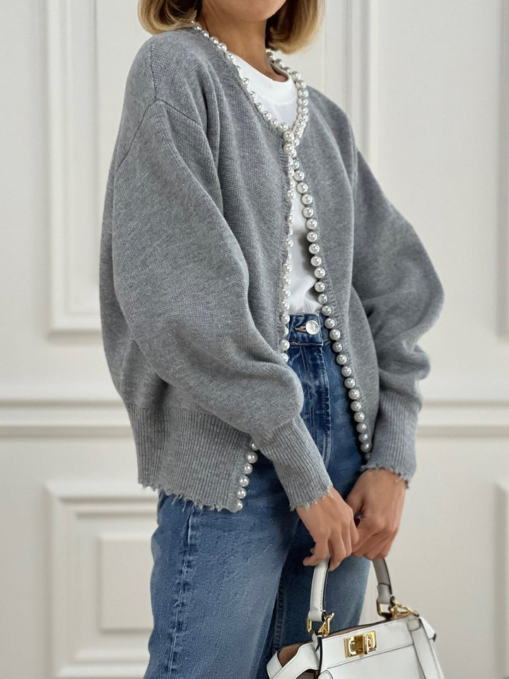 Cardigan donna grigio, maglia elegante con perle e maniche lunghe. Perfetto per la moda femminile.