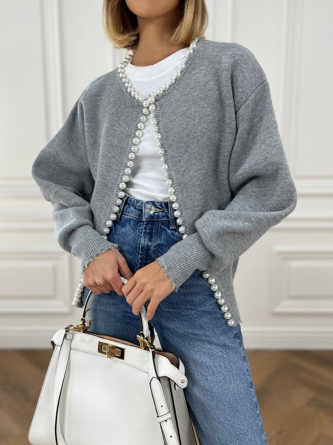 Maglia cardigan versatile donna con perle, per stile quotidiano o outfit da sera. Look sofisticato.