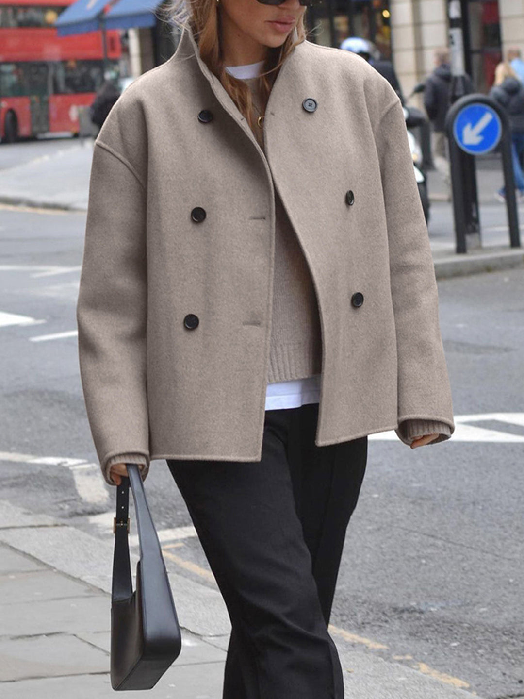 Cappotto moda donna, stile doppiopetto, un capospalla chic per l'inverno elegante.