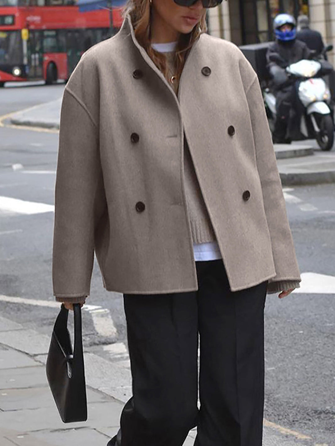 Versatile cappotto doppiopetto da donna, ideale per outfit casual-eleganti invernali.