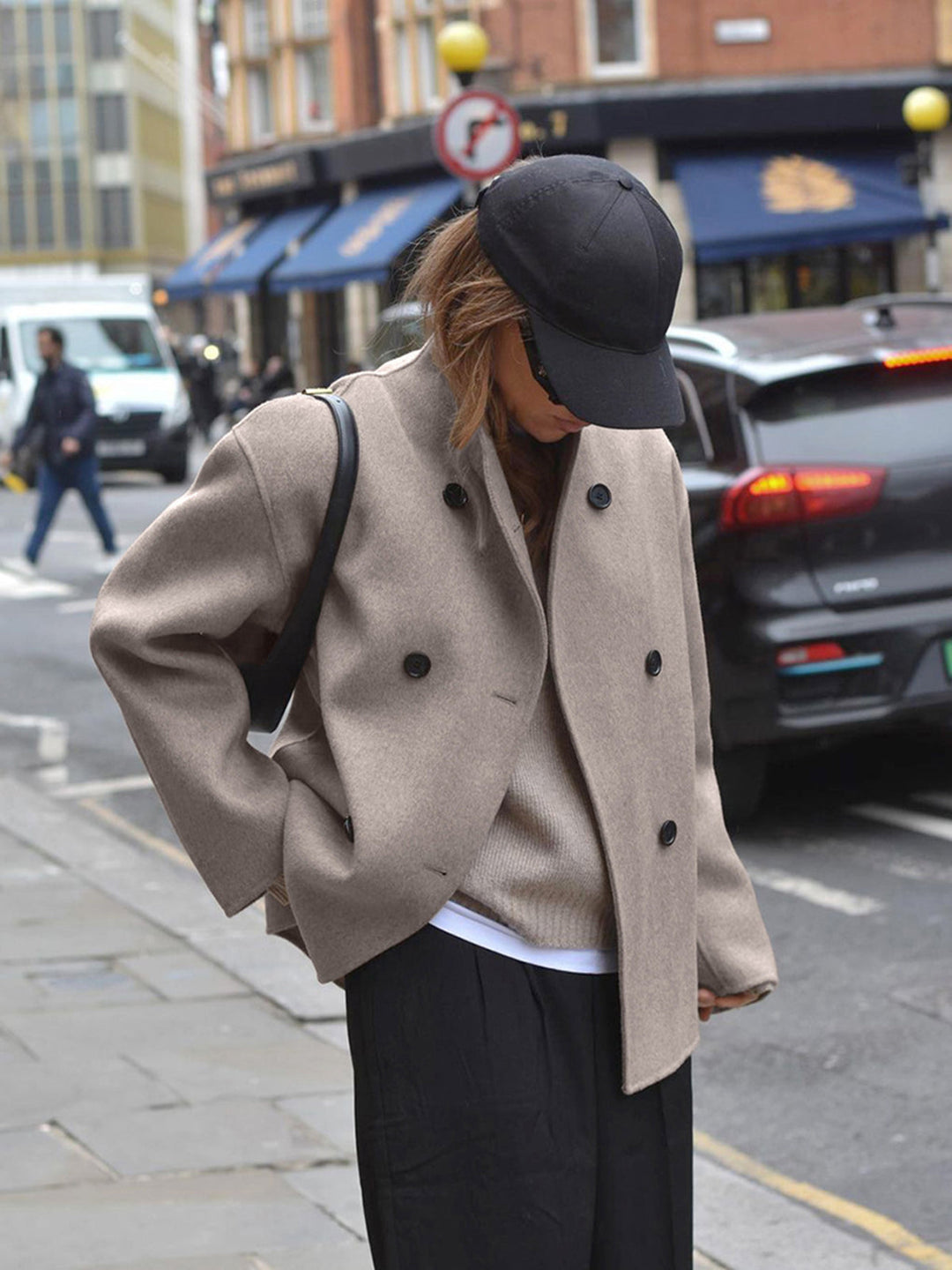 Elegante cappotto doppiopetto da donna, perfetto per un look raffinato in inverno.