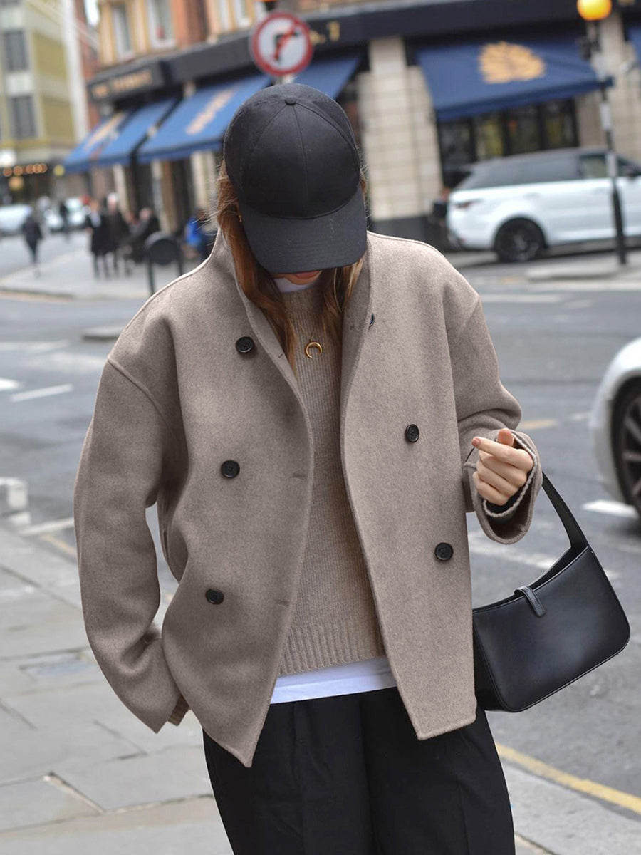 Caldo cappotto invernale da donna, modello doppiopetto, ideale per un comfort avvolgente.