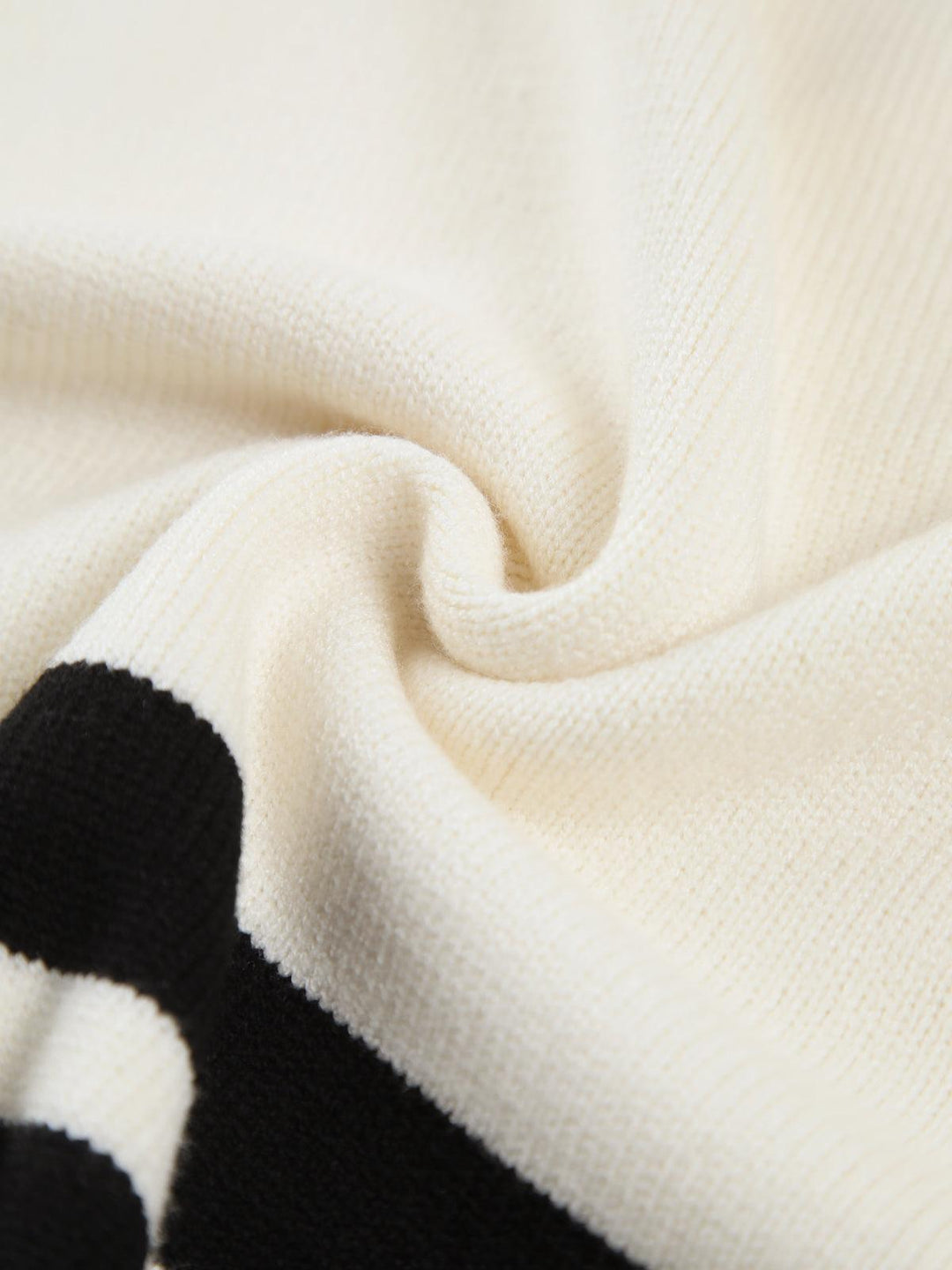Maglione donna a righe, collo alto, versatile per outfit autunnali e invernali, dallo casual al chic.