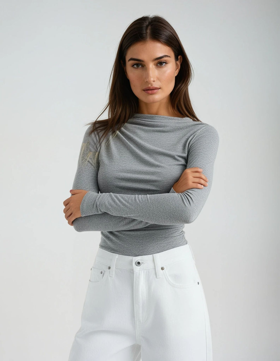 Camicetta donna con collo alto e maniche lunghe, design plissettato, stile elegante e comodo. [[lstfy-media:2]]