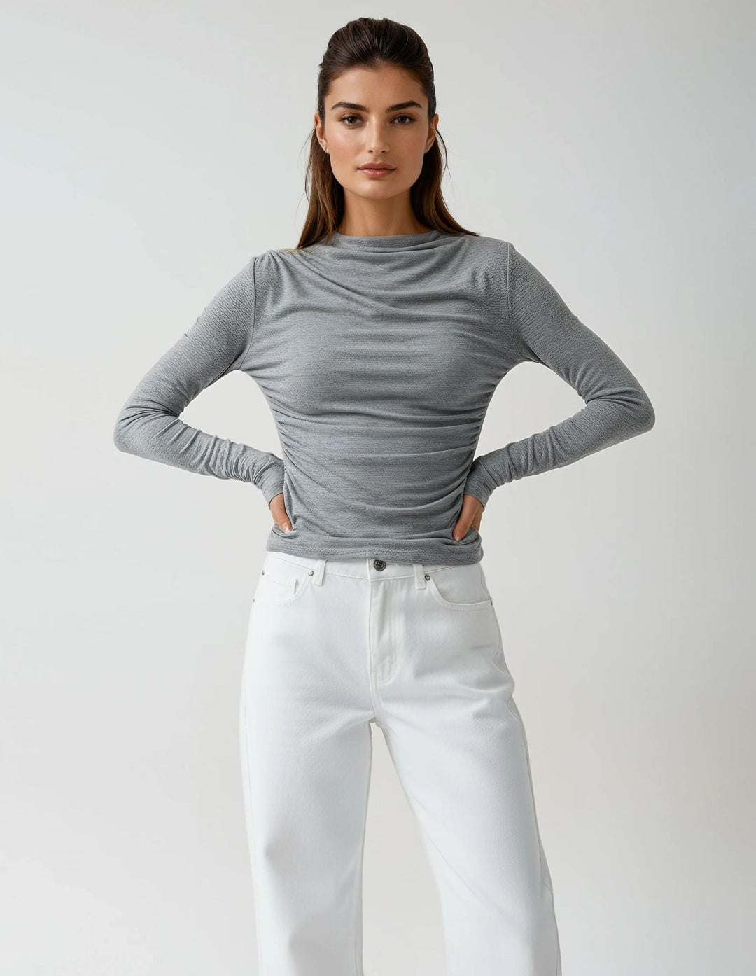 Camicetta donna grigio chiaro a maniche lunghe, comoda e moderna, perfetta per un look casual-chic. [[lstfy-media:4]]