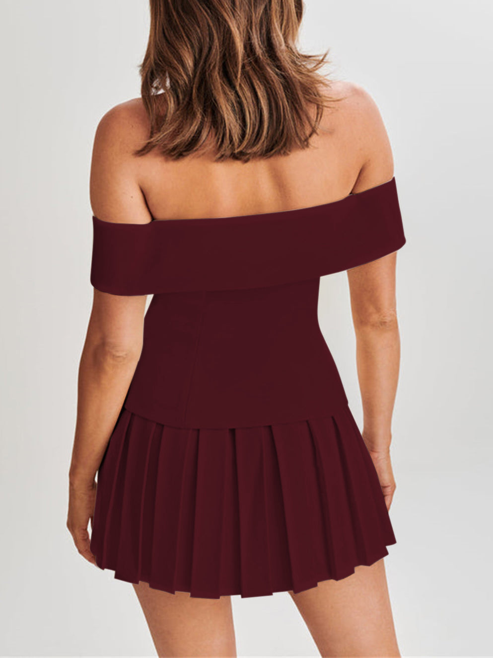 Gonna plissettata borgogna, elemento del set estivo donna. Ideale per un abbigliamento elegante o casual.