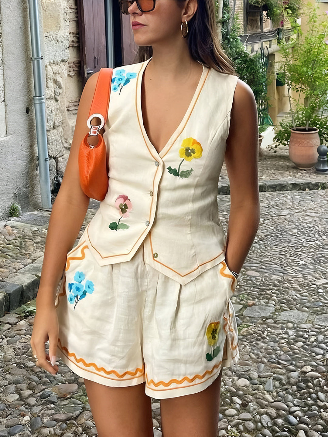 Set estivo donna verde: gilet sartoriale e pantaloncini eleganti. Abbigliamento estivo versatile, completo casual chic.
