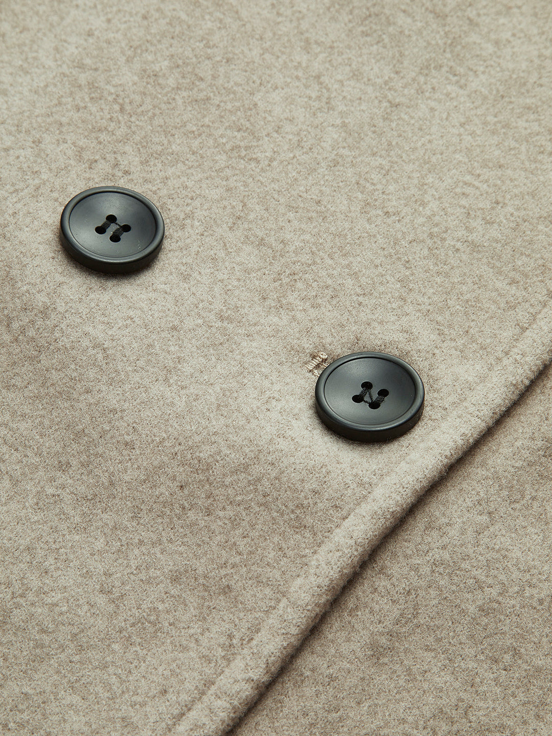 Indossa il cappotto doppiopetto donna, caldo ed elegante, per l'inverno in città con stile.