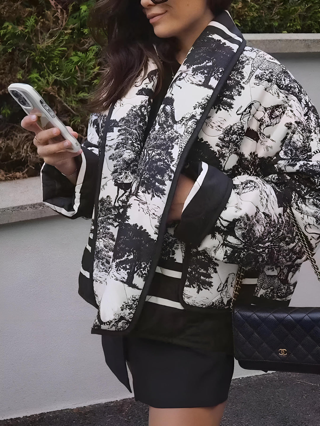 Moderna giacca autunnale donna grigia con vivace stampa artistica. Un capo di moda casual ed elegante.