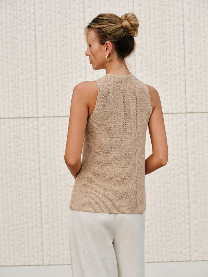 Blusa donna smanicata elegante, top halter raffinato ideale per look estivi chic e casual. Moda femminile.