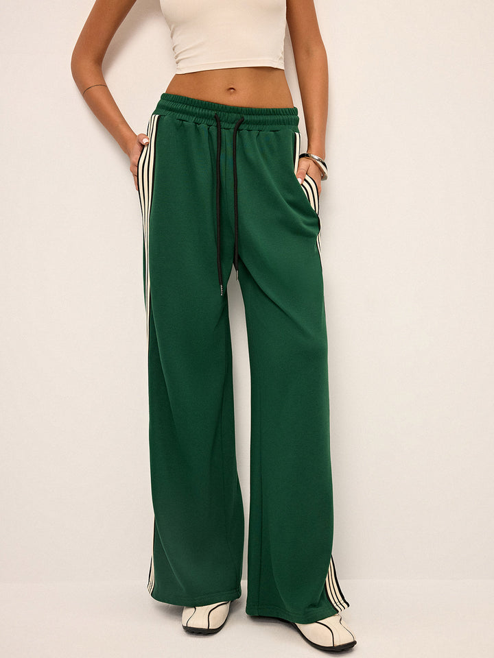 Pantaloni tuta da donna ultra comodi, con gamba larga e banda laterale, ideali per ogni giorno.