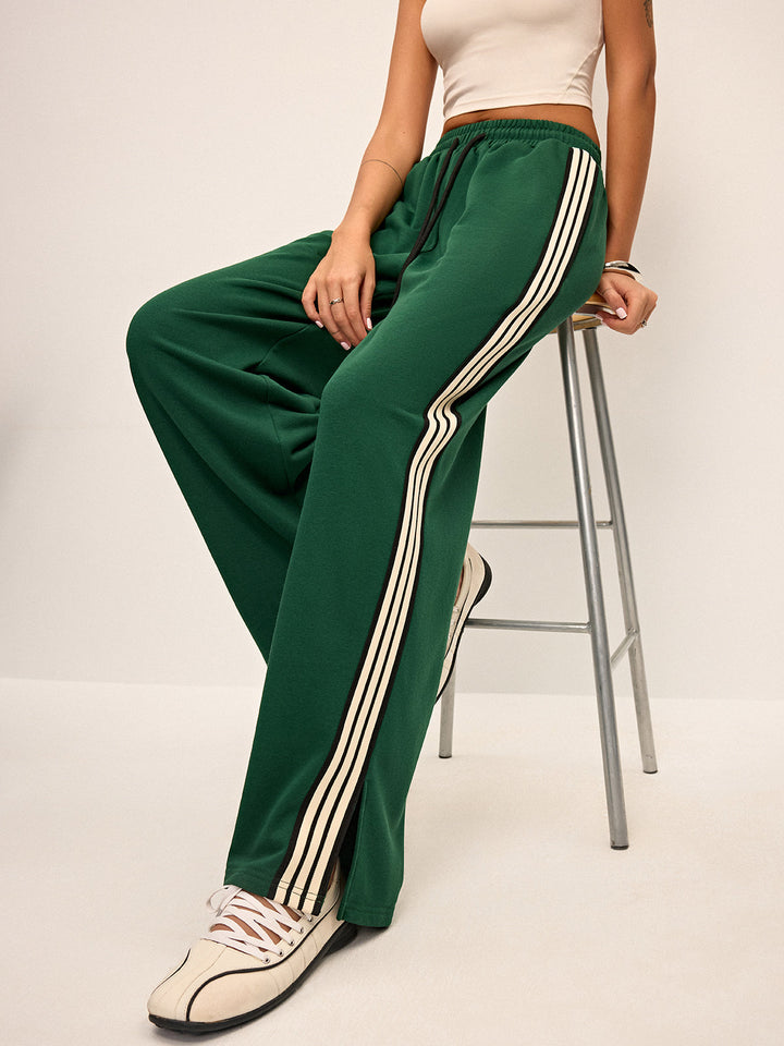 Pantaloni donna sportivi e alla moda, gamba larga e banda laterale. Mix perfetto di stile e comfort.