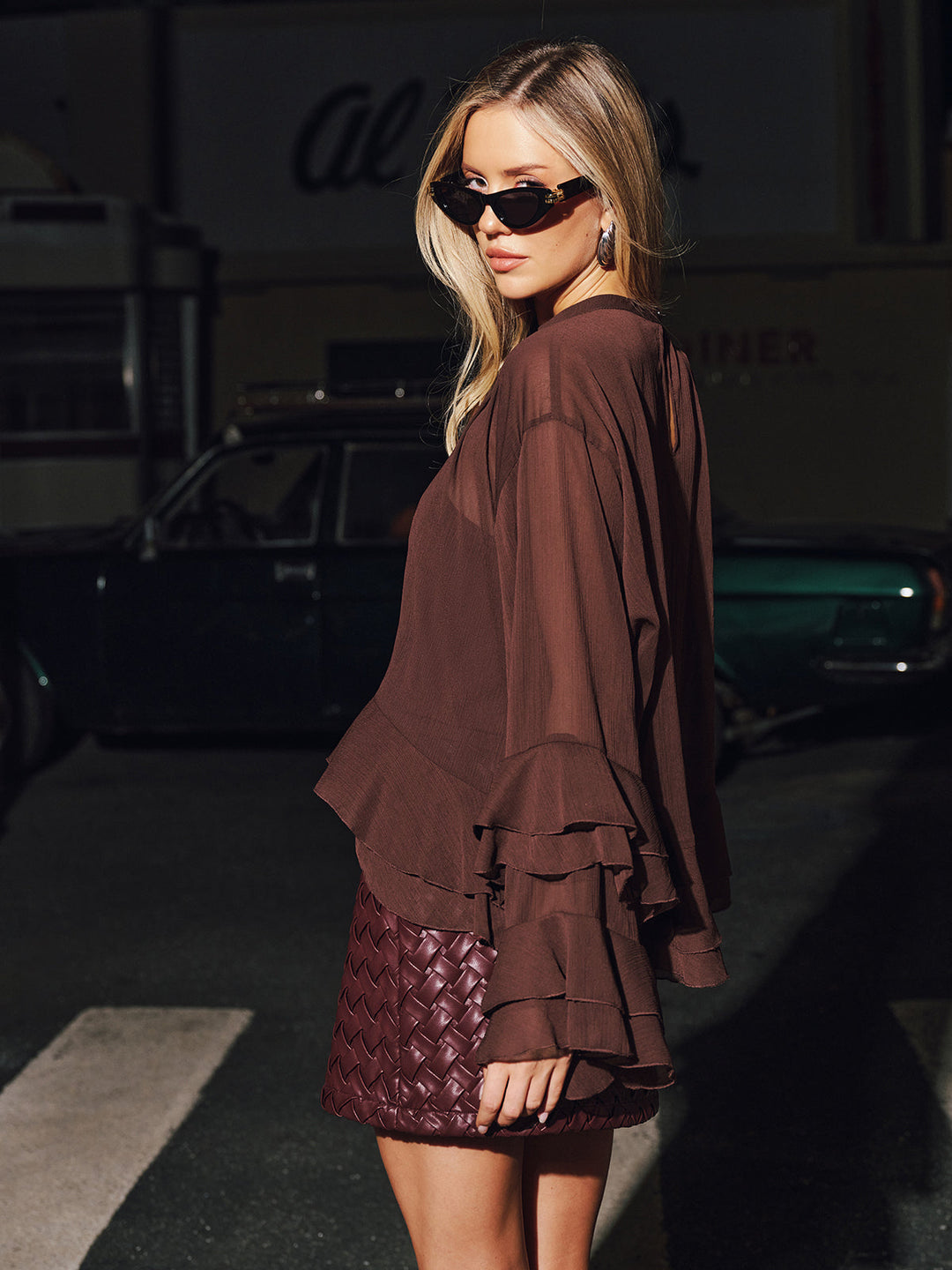 Blusa donna bordeaux elegante con balze, maniche lunghe e girocollo. Un capo essenziale per la moda formale e chic.