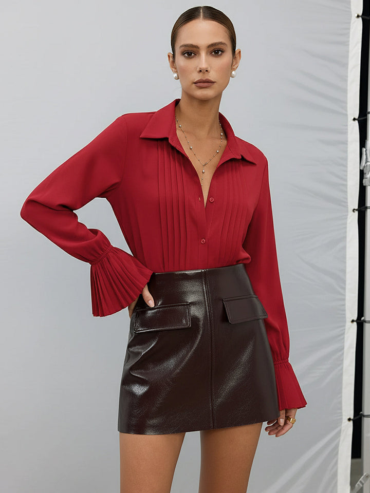 Blouse elegante da donna con distintive maniche a campana e colletto classico. Perfetta per la moda ufficio.
