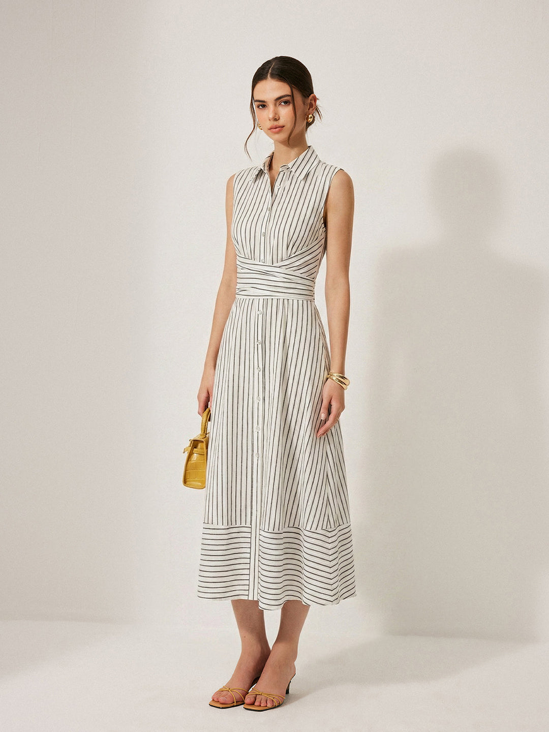 Abito midi donna a righe con colletto e cintura, ideale per un look estivo elegante.