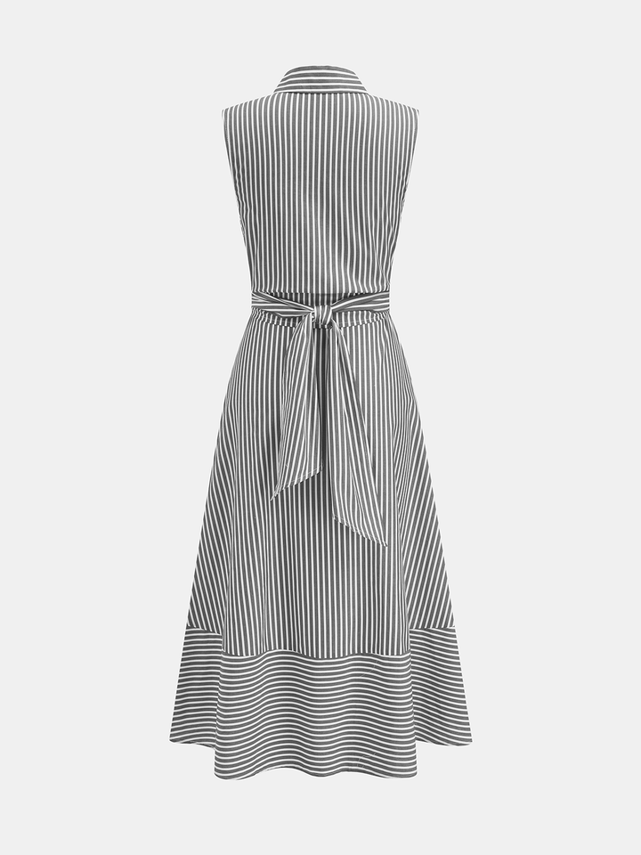 Abito donna a righe, lunghezza midi, con pratico colletto e cintura removibile.