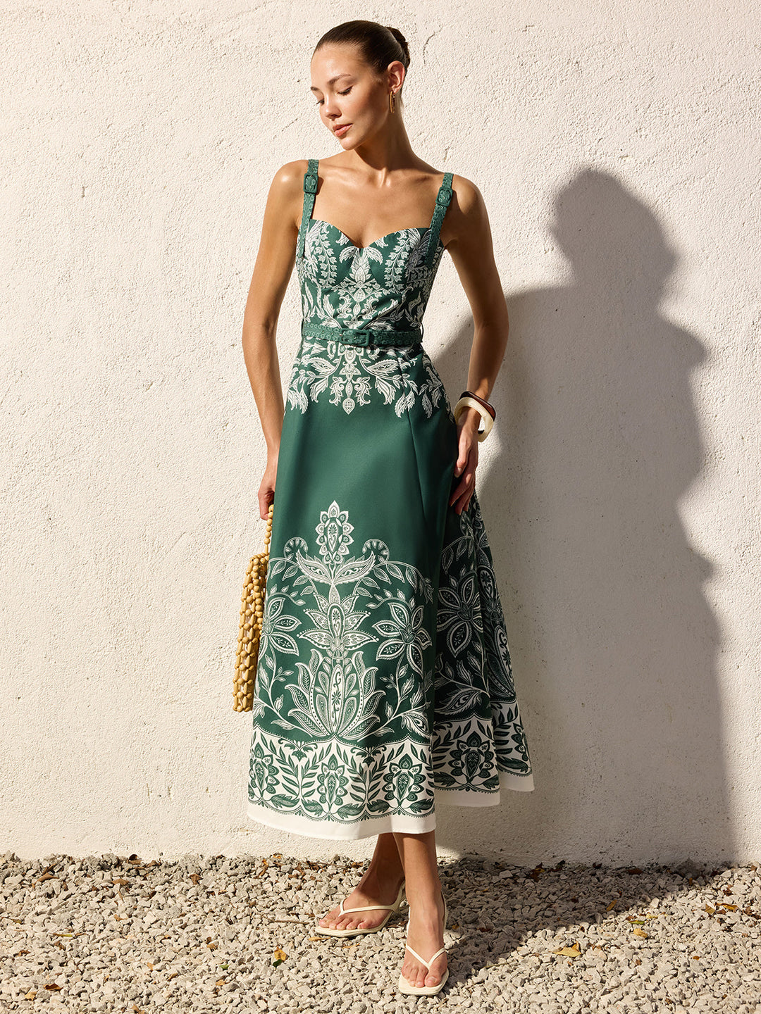 Abito lungo donna elegante con stampa floreale barocca, spalline sottili e cintura. Ideale per outfit estivi.
