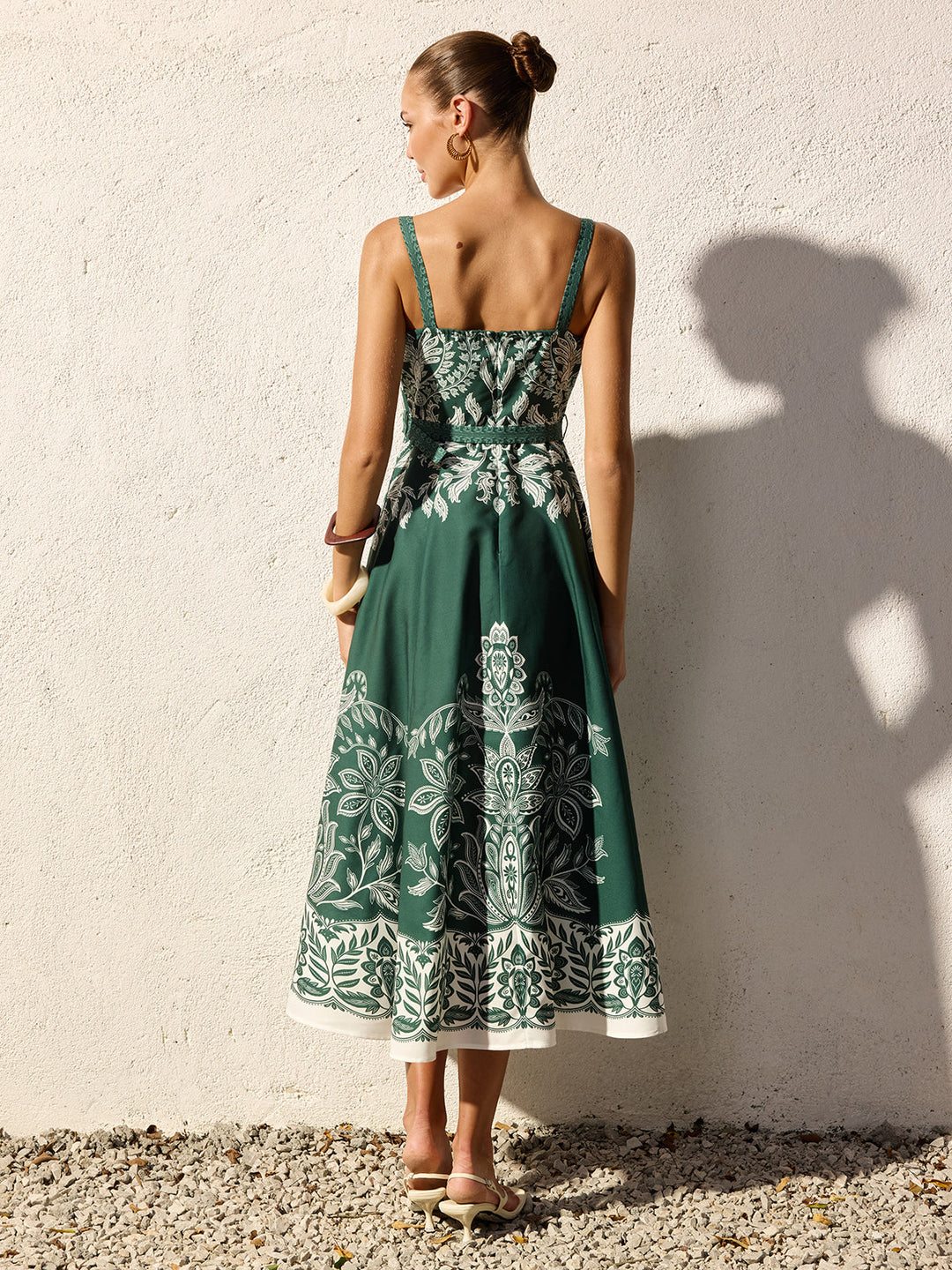 Vestito estivo lungo ed elegante da donna, con stampa floreale barocca vivace e cinturino in vita.