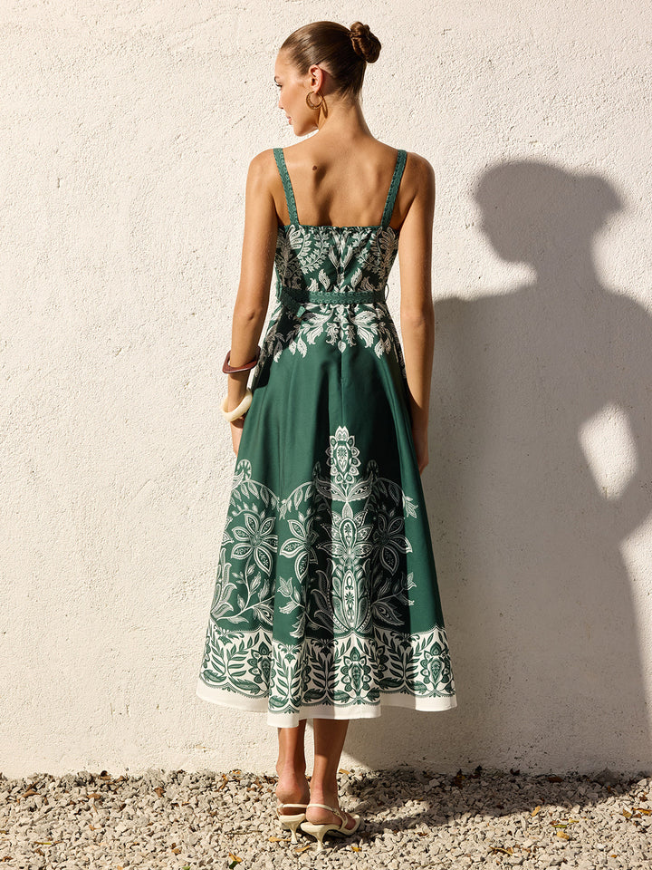 Vestito estivo lungo ed elegante da donna, con stampa floreale barocca vivace e cinturino in vita.