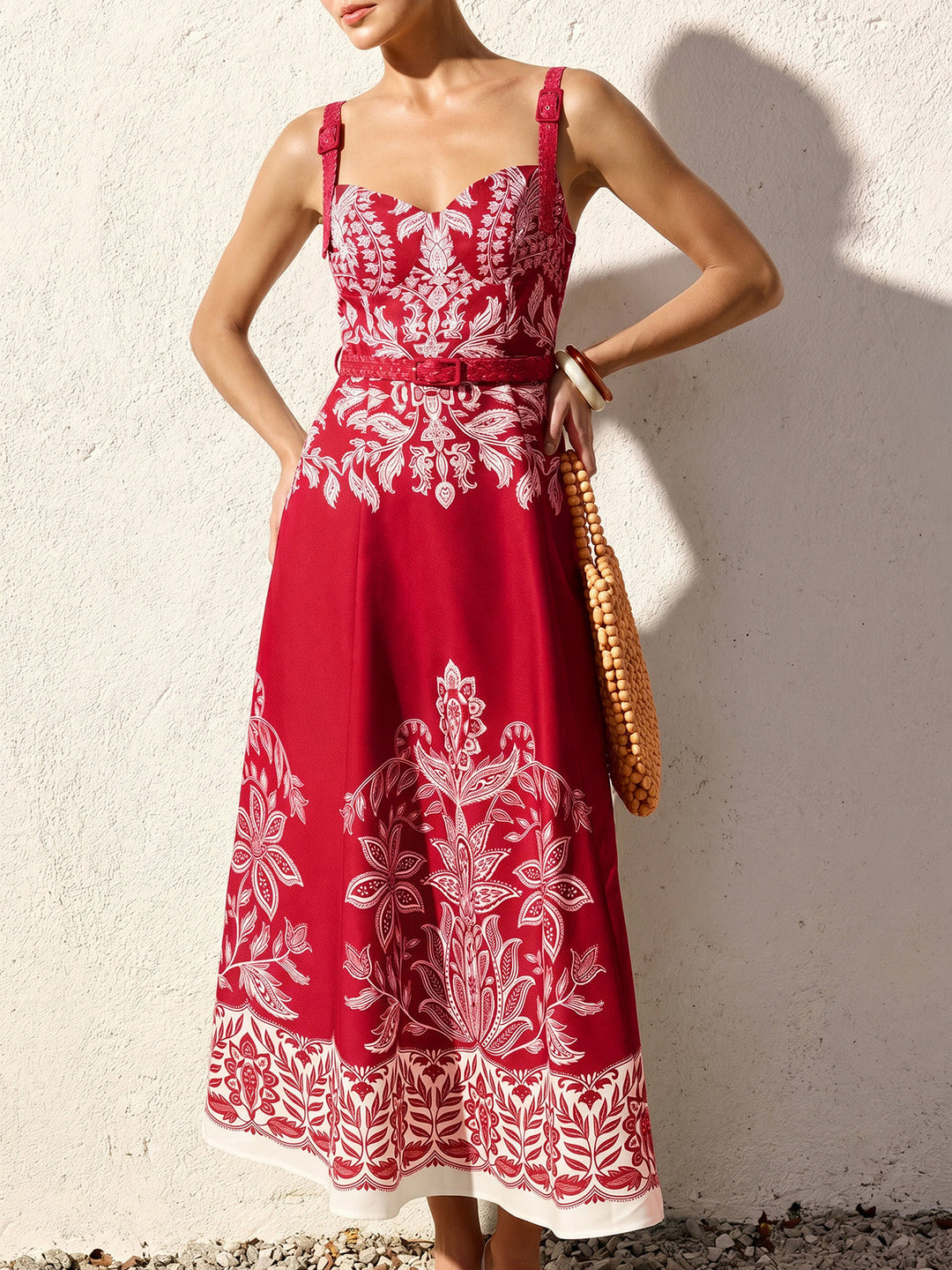 Abito donna lungo con spalline sottili, fantasia floreale barocca e cintura, per un look estivo chic.