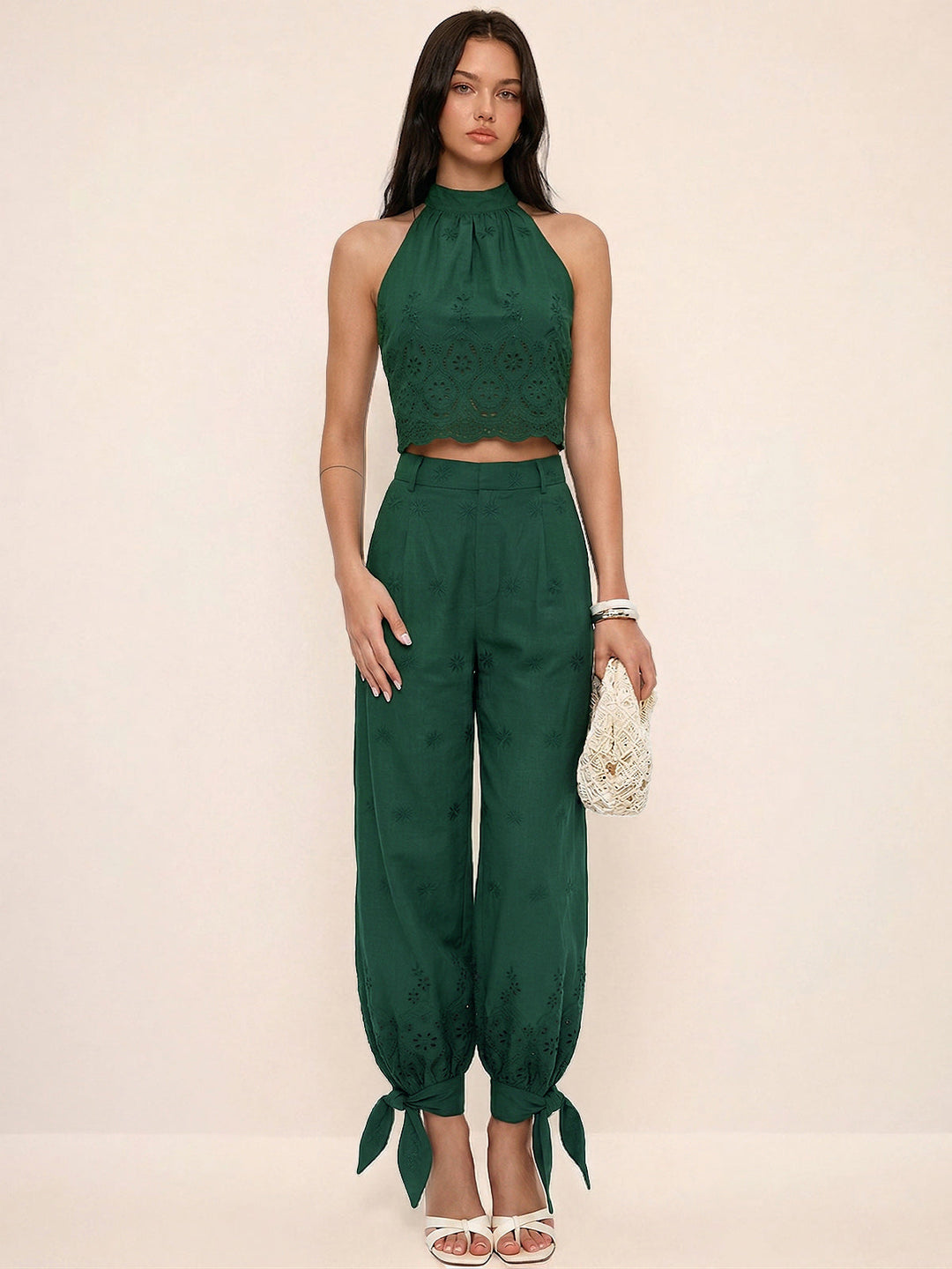 Outfit casual-chic donna due pezzi estivo: top traforato e pantaloni larghi con coulisse. Versatile e confortevole.