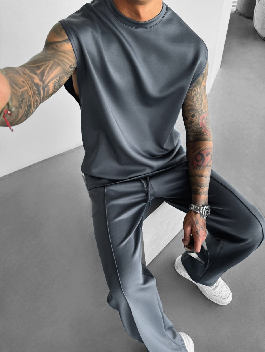 Completo uomo elegante ma comodo, top senza maniche e pantaloni sartoriali, per ogni occasione.