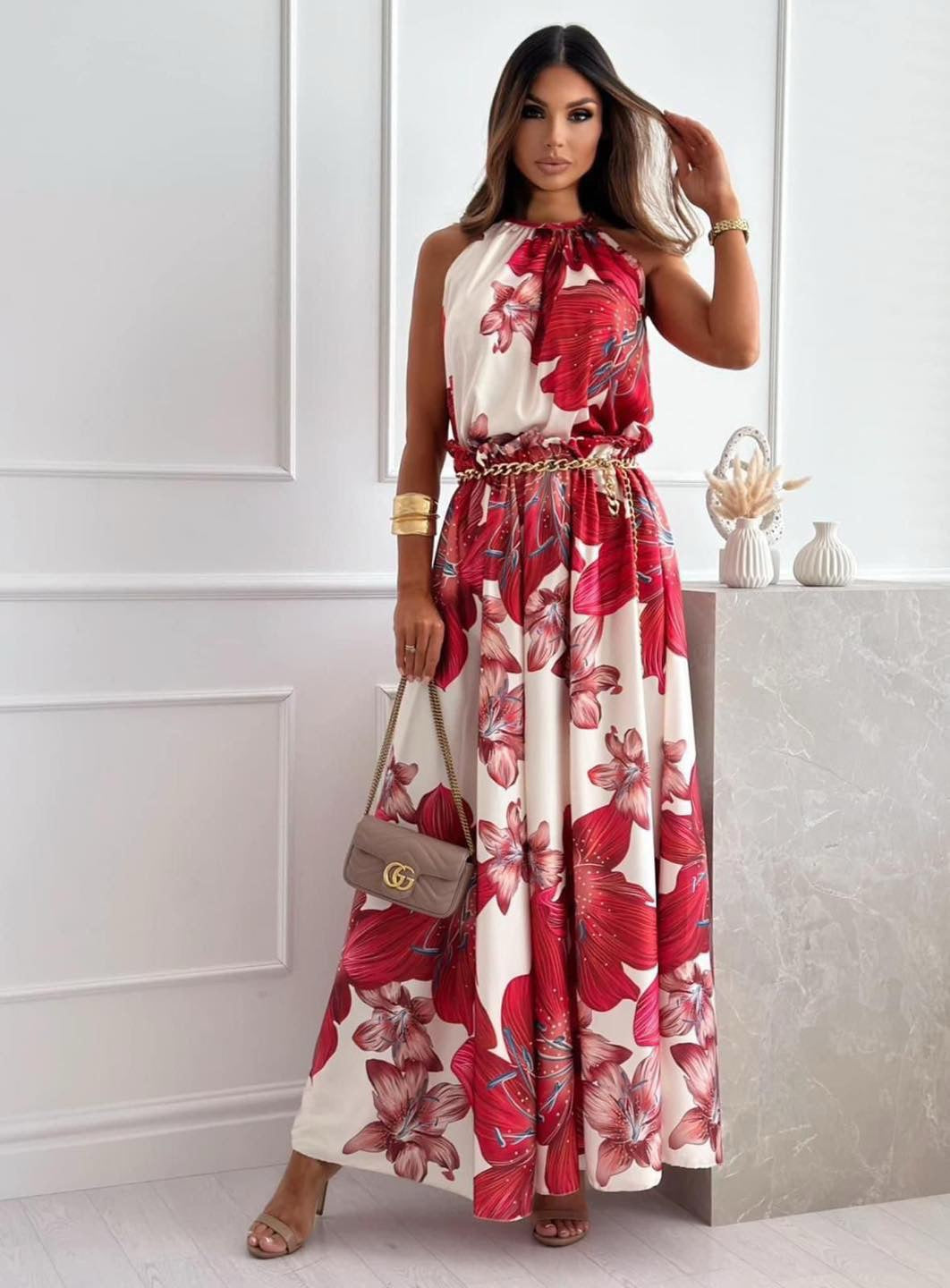 Abito midi rosa da donna, elegante e versatile, con dettagli unici. Perfetto per la moda primavera, crea un look raffinato.