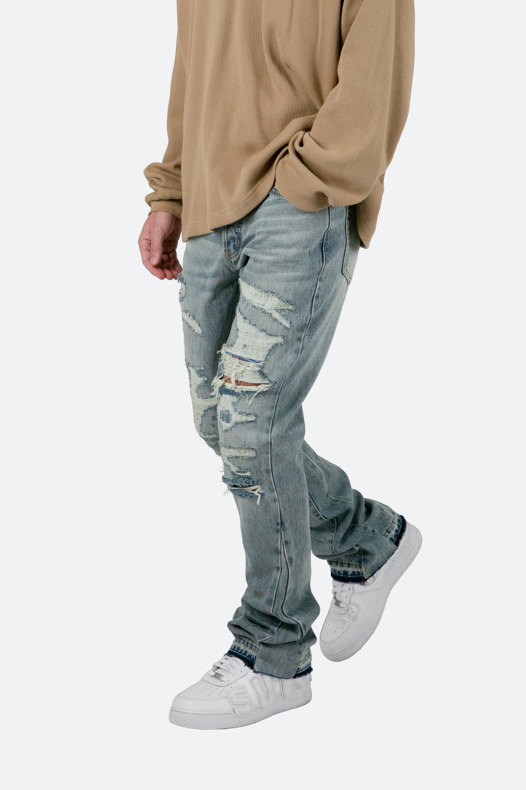 Stilosi jeans uomo blu a zampa, vestibilità slim. Pantaloni in denim sfumato ideali per un look maschile moderno.
