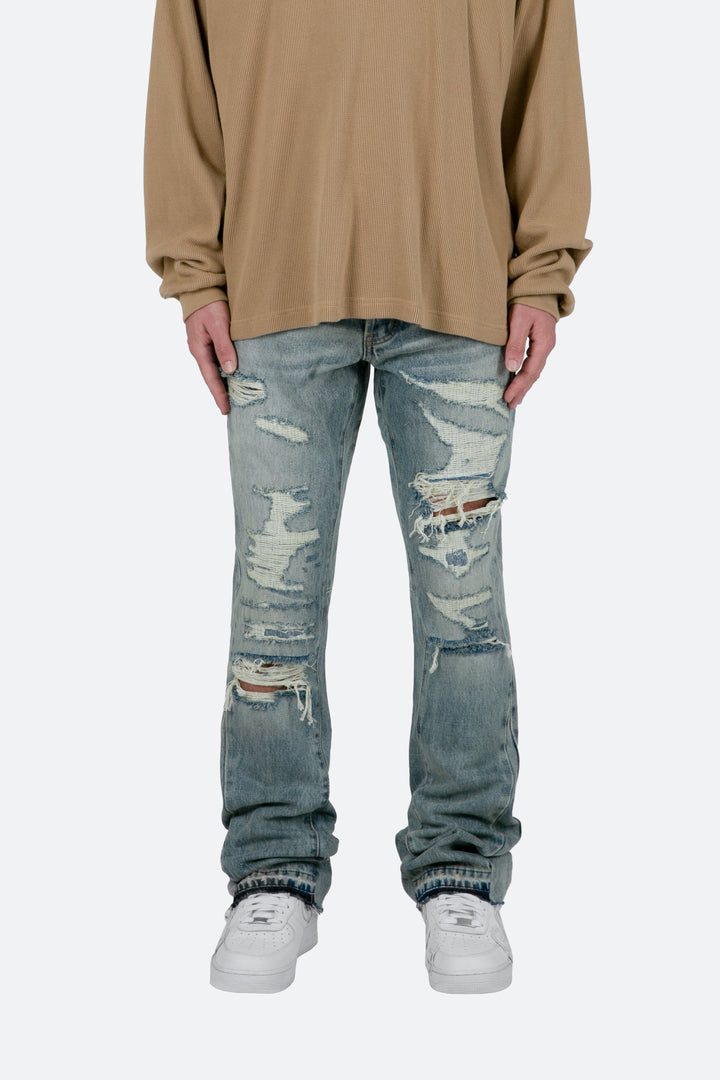Pantaloni jeans uomo blu sfumati con gamba a zampa, vestibilità slim. Denim moderno per un look casual.