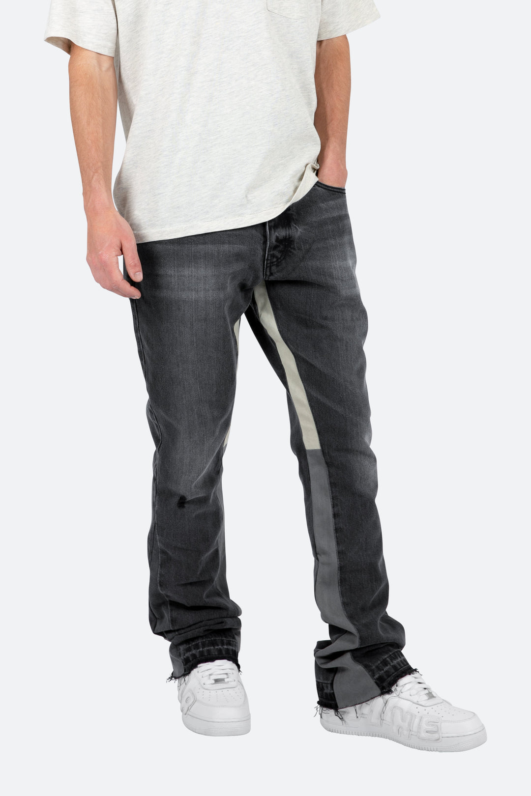 Jeans uomo neri sfumati a zampa, vestibilità slim e fondo svasato. Stile moderno e casual.