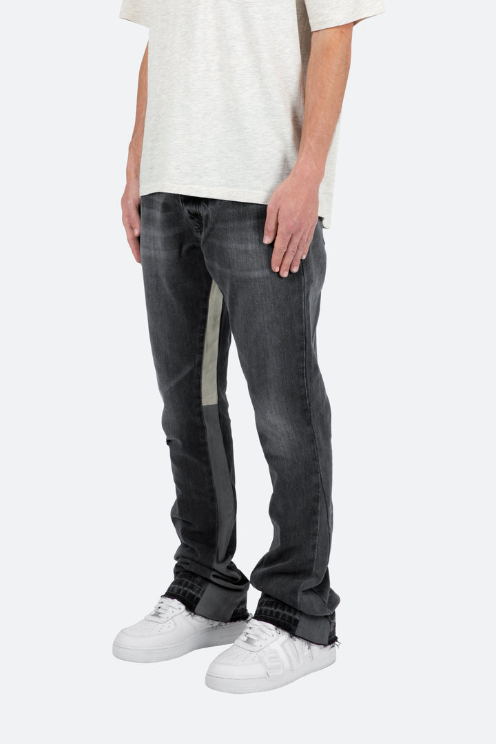 Eleganti jeans neri uomo a zampa, taglio slim. Perfetti per un look maschile moderno e abbigliamento casual.