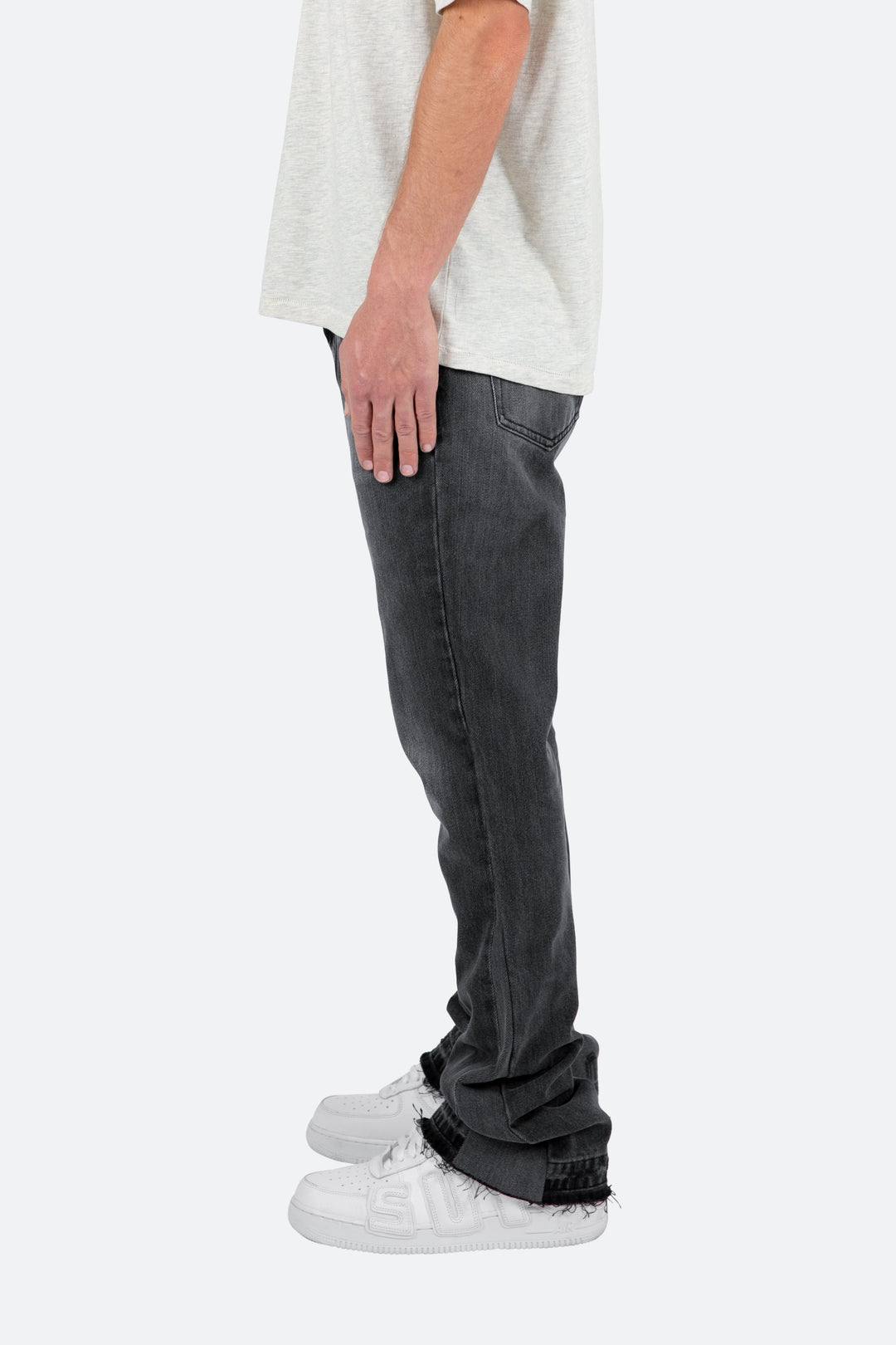 Jeans uomo neri a zampa, taglio slim con fondo svasato. Abbigliamento casual chic per un look maschile.