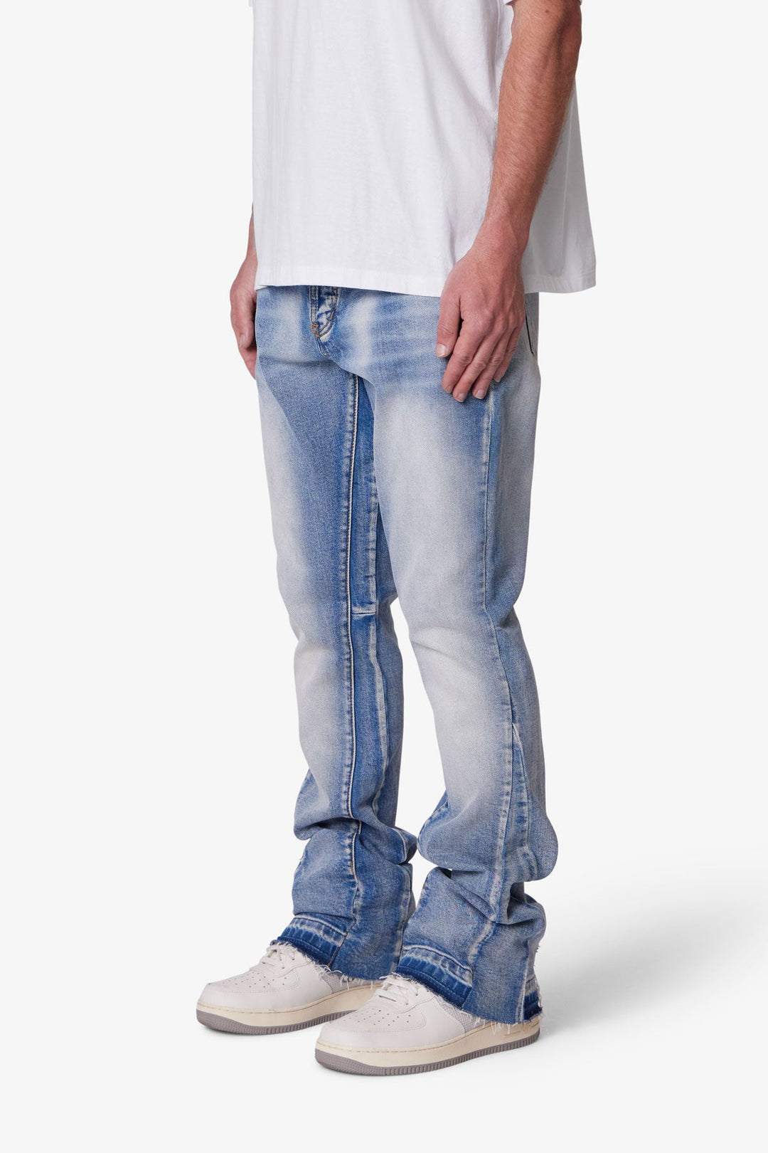 Uomo indossa jeans bootcut slim fit blu cielo svasato. Perfetto per un look casual chic e moderno.