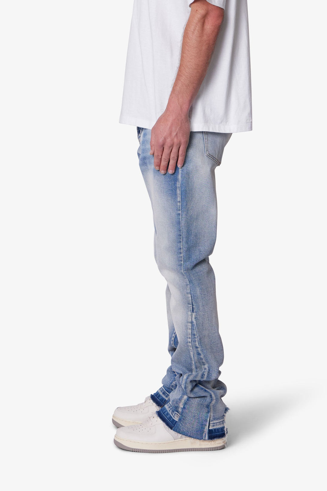 Jeans uomo denim blu cielo, modello bootcut slim con fondo svasato. Comfort e stile moderno garantiti.