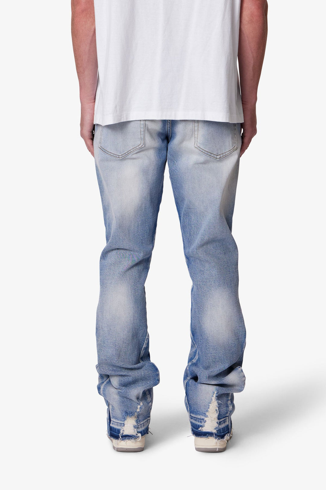 Jeans uomo bootcut slim svasato, in denim blu cielo. Un capo moderno e versatile per ogni occasione.