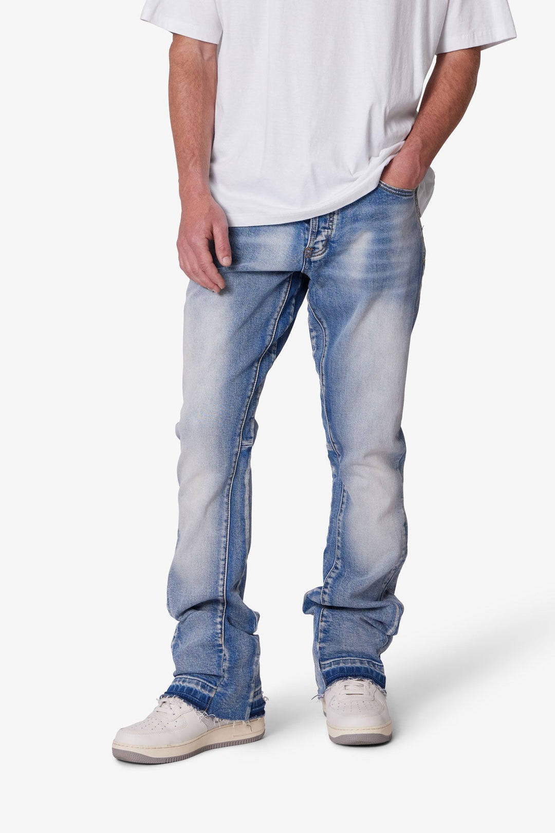 Jeans uomo bootcut slim fit in denim blu cielo, fondo svasato. Stile moderno e versatile.