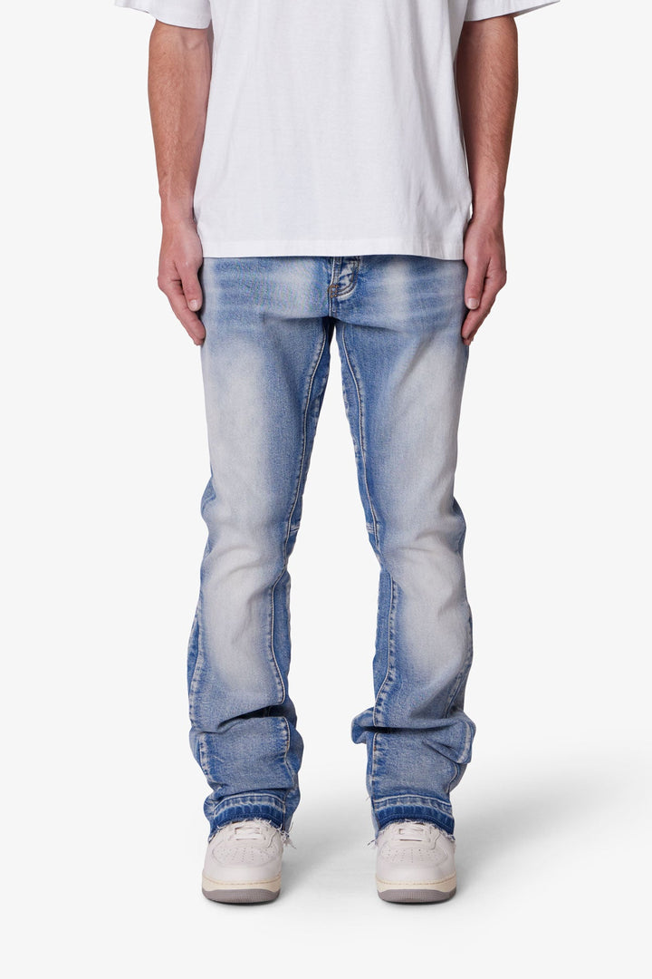 Pantaloni uomo slim svasati bootcut, jeans in denim blu cielo. Vestibilità comoda per look casual chic.
