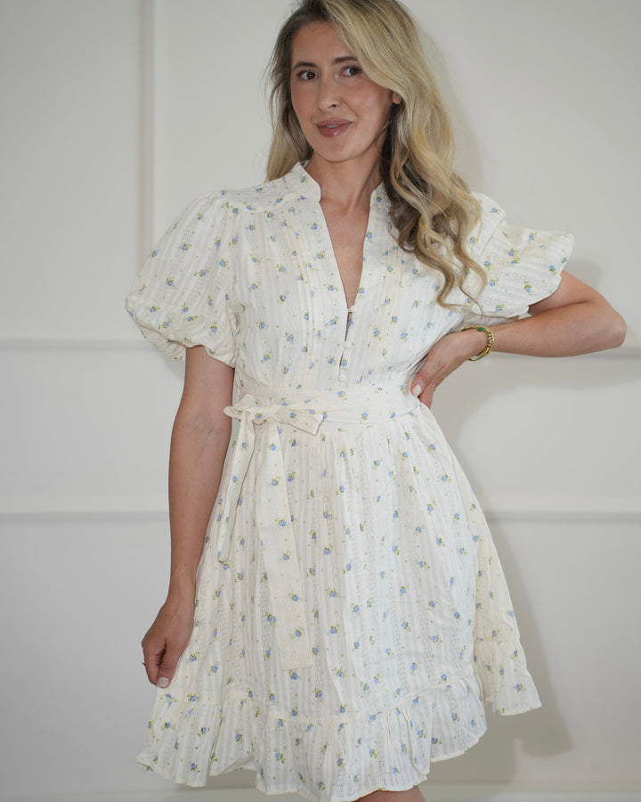 Elegante abito midi floreale da donna, con maniche a sbuffo per un tocco femminile e romantico, ideale per l'estate.