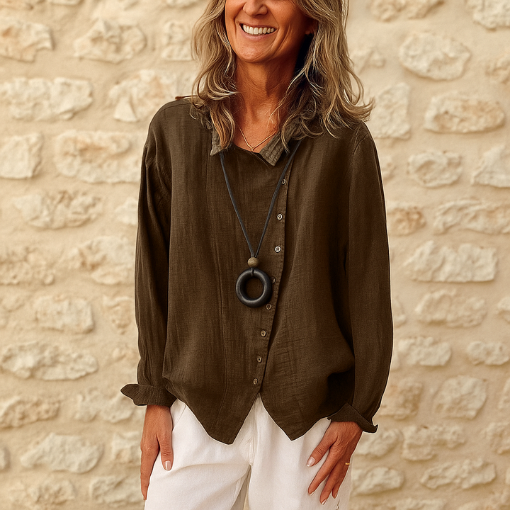 Camicetta elegante donna a maniche lunghe con scollo a V, ideale per look casual o formali. Moda e comfort.