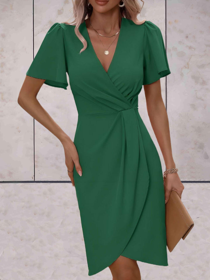 Abito da donna verde slim fit, elegante con maniche fluide, versatile per ufficio o eventi di moda.