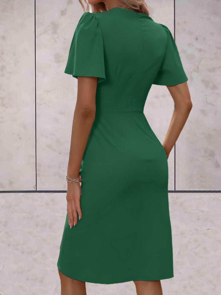Dettaglio abito da donna slim fit con maniche fluide, stile elegante e avvolgente per un look moderno.