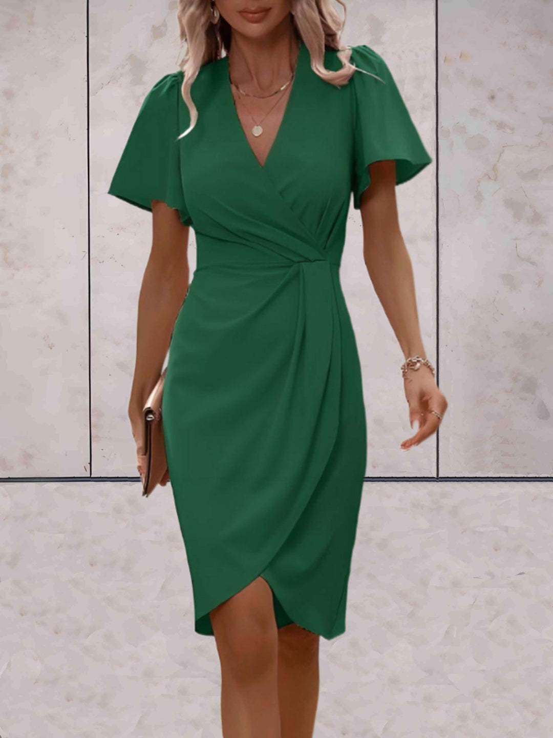 Abito da donna slim fit elegante con maniche fluide, perfetto per un look chic in primavera o autunno.