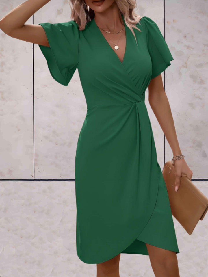 Abito da sera nero slim fit per donna, con maniche fluide eleganti, adatto per cerimonie e serate.